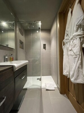 Deluxe Cottage, Ensuite, Courtyard View (The Shippen) | Bathroom | Towels - Glebe Farm B&B (Kingsbridge)