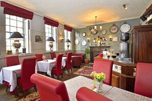 Breakfast, lunch, dinner served; British cuisine 