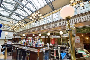 Se sirven desayunos, almuerzos, cenas y cocina británica 