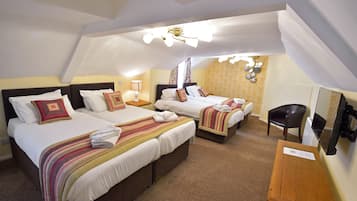 Family Suite | Desk, iron/ironing board, free WiFi, bed sheets