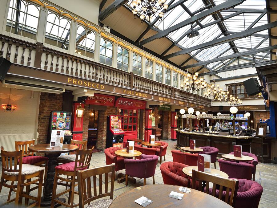 Serveert ontbijt, lunch, diner, Britse gerechten