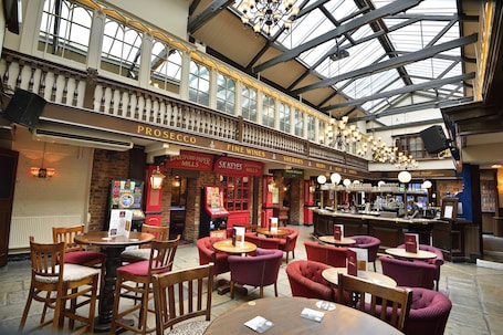 Café da manhã, almoço e jantar; culinária britânica . The Royal Victoria & Bull Hotel