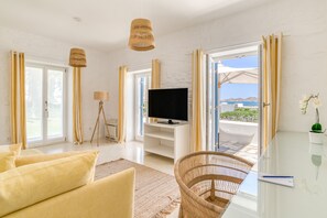 Apartment, 1 Bedroom, Garden View & Sea View (Naxos) | منطقة المعيشة | تلفزيون بلازما