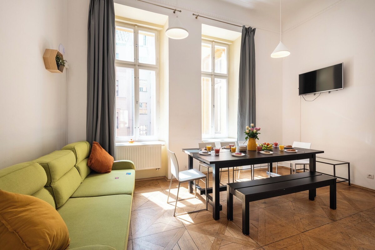 Grand Apartment, 2 Bedrooms, Kitchen, Mezzanine (Apt 5) | Living area | TV