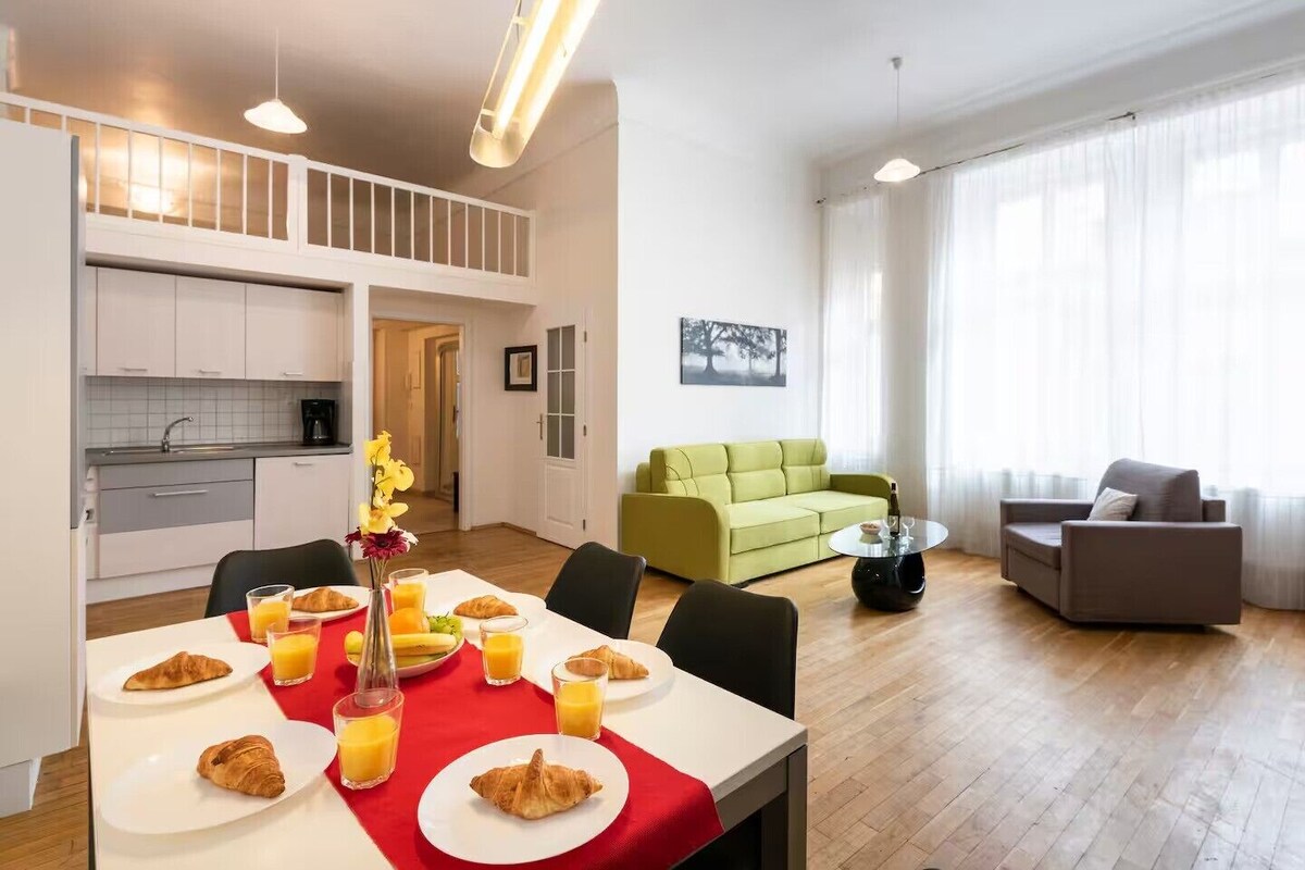 Exclusive Apartment, 2 Bedrooms, Mezzanine (Apt 9) | In-room dining
