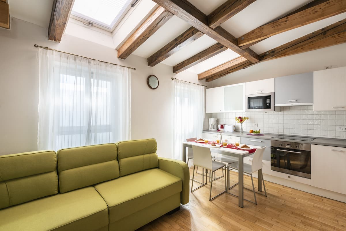 Loft superior, 2 quartos, banheiro privativo, vista para a cidade (Apt 13) | Cozinha privada | Geladeira, fogão, cooktop, lava-louças