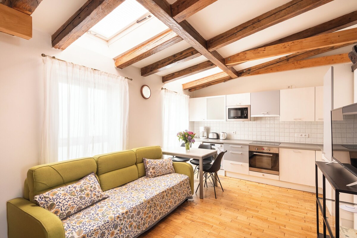 Superior Loft, 2 Bedrooms, Private Bathroom, City View (Apt 13) | Living area | TV