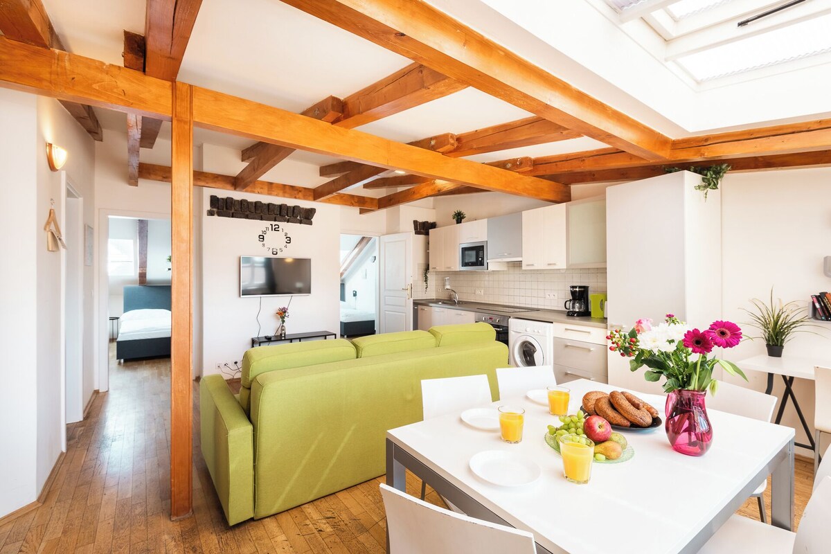 Signature Loft, 2 Bedrooms, City View (Apt 14) | Living area | TV
