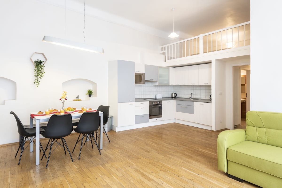 Apartamento exclusivo, 2 quartos, no mezanino (Apt 9) | Área de estar | TV