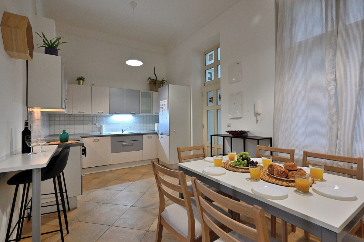 Traditional Apartment, 2 Bedrooms, Kitchen (Apt 7) | In-room dining