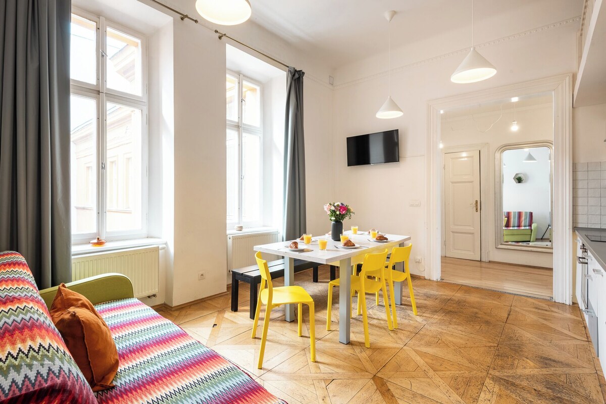 Design Apartment, 2 Bedrooms, Ensuite (Apt 8) | Living area | TV