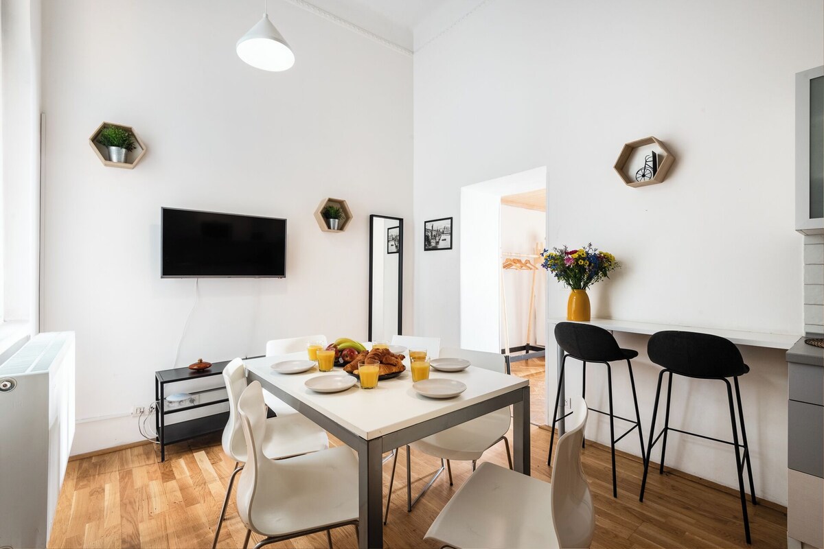 Economy Apartment, 2 Bedrooms, Private Bathroom (Apt 4) | In-room dining