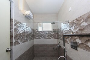 Quarto standard, 1 quarto, para fumantes, vista para a cidade | Banheiro | Chuveiro, produtos de toalete grátis, toalhas de banho 