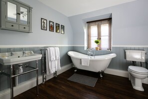 Cottage | Bathroom - Accommodation at Salomons Estate (Royal Tunbridge Wells)