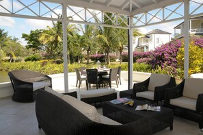 Nhà liên kế, nhiều giường, quang cảnh sân golf (ZenBreak Apes Hill Polo Villa) | Ban công