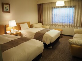 Escritorio, wifi gratis y ropa de cama 