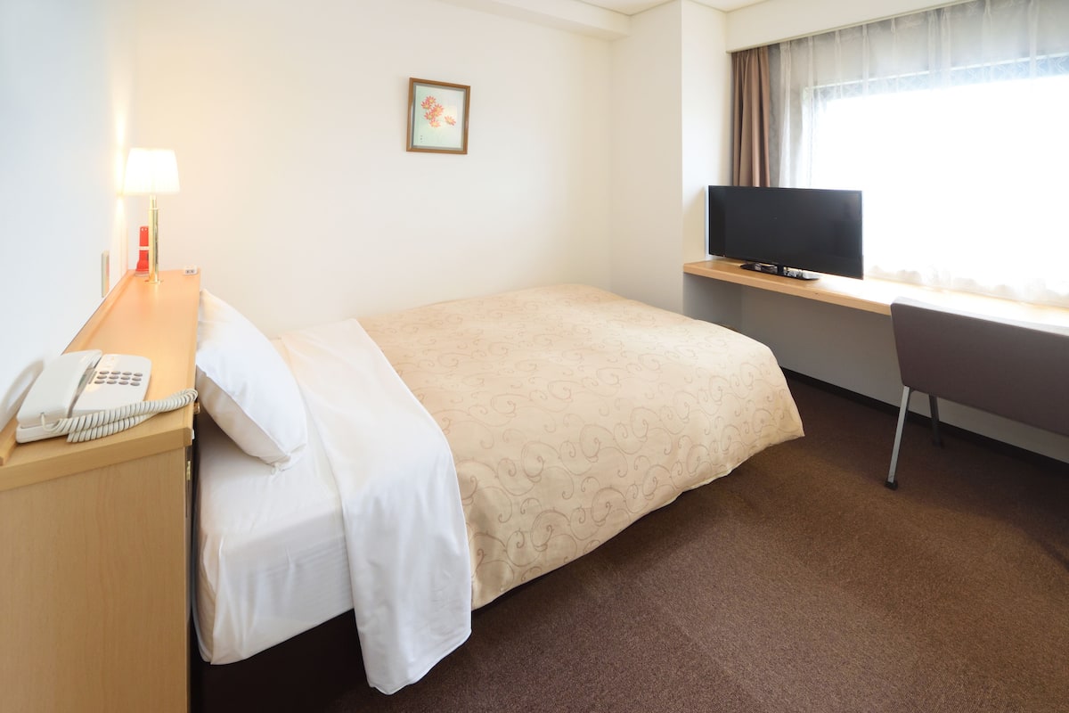 Single Room, Non Smoking, Private Bathroom | Desk, free WiFi, bed sheets