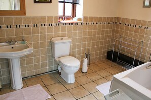 Standard Twin Room | Bathroom | Shower, hair dryer, towels