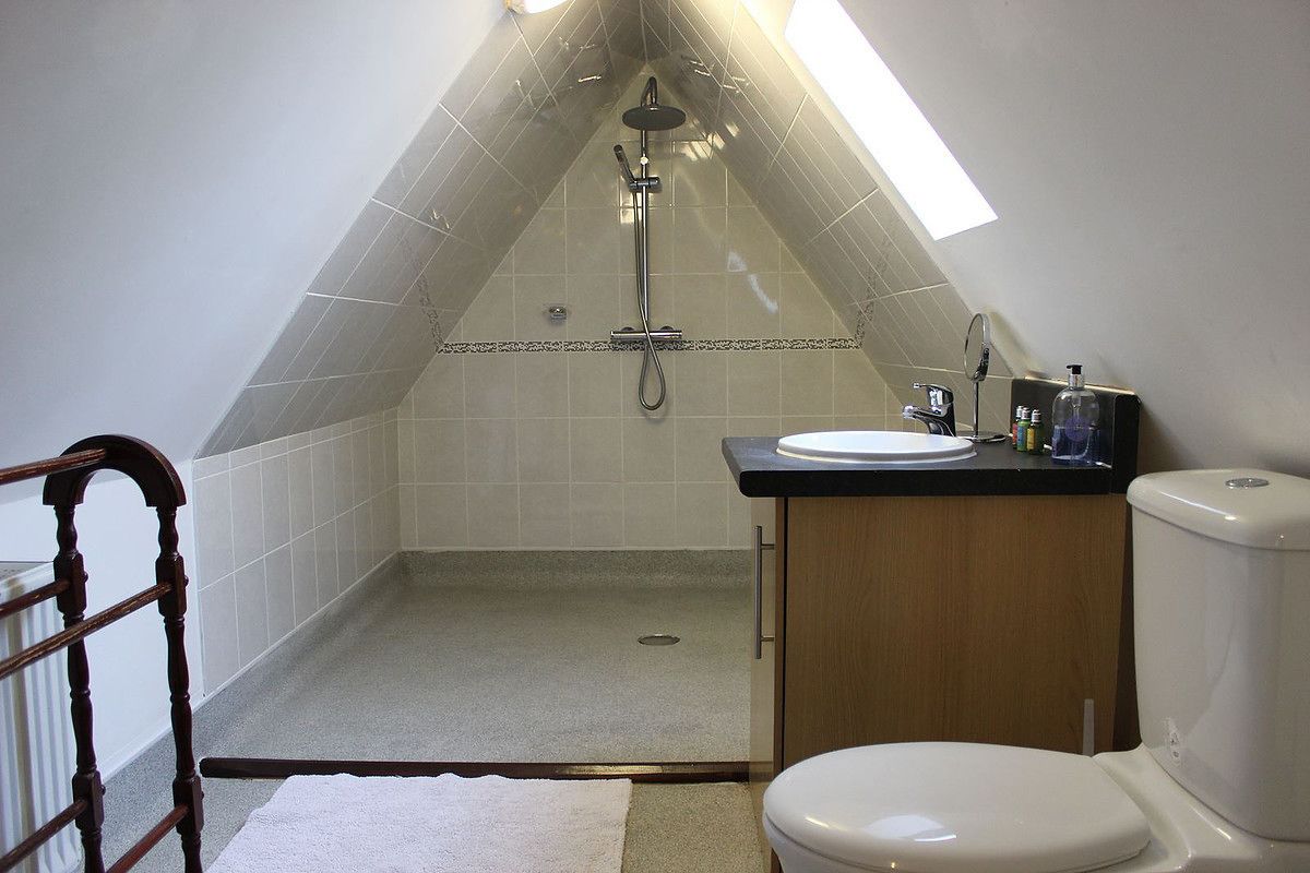 Standard Double Room | Bathroom | Shower, hair dryer, towels