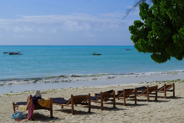 Na praia, areia branca