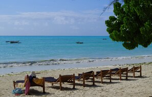 On the beach, white sand - Kimte Beach Lodge (Jambiani)