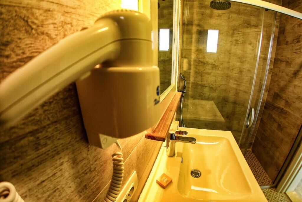 standard double room | bathroom | shower, rainfall showerhead, hair dryer, towels