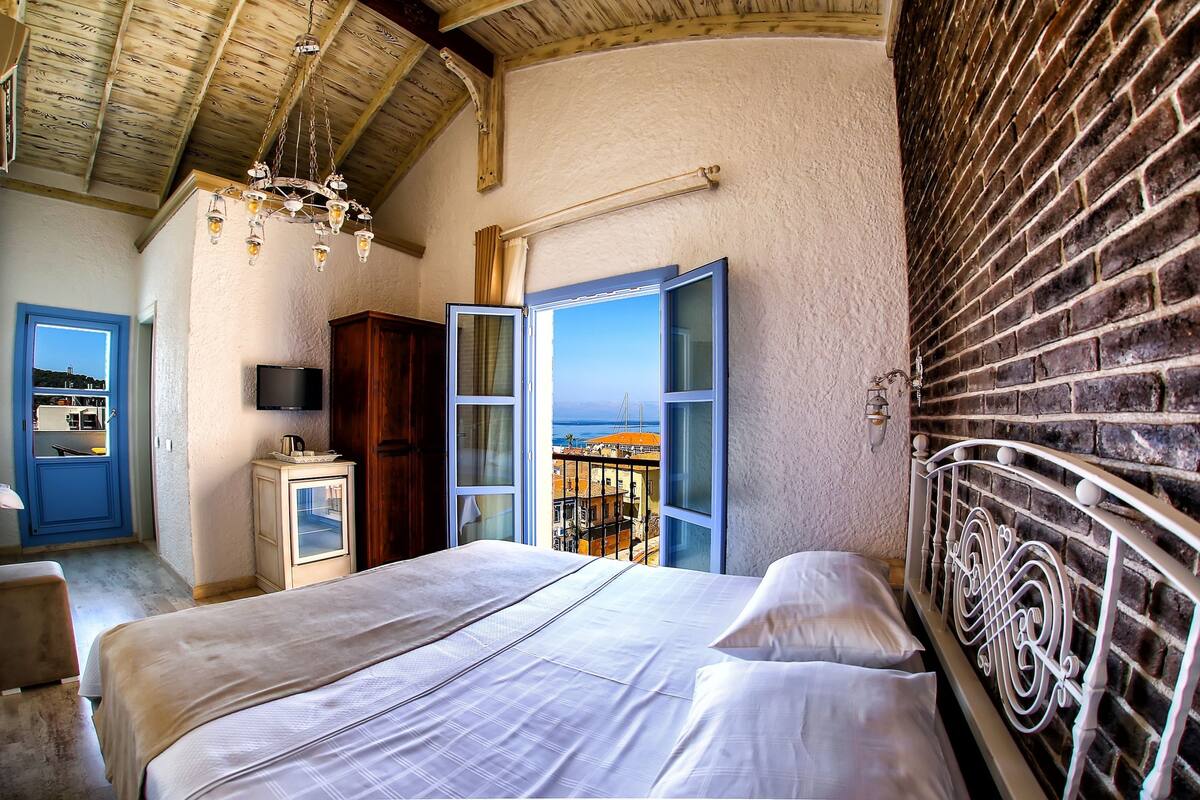 Deluxe Çatı Katı Süiti (Penthouse), Teras, Deniz Manzaralı | Minibar, ses yalıtımı, ütü/ütü masası, ücretsiz kablosuz İnternet
