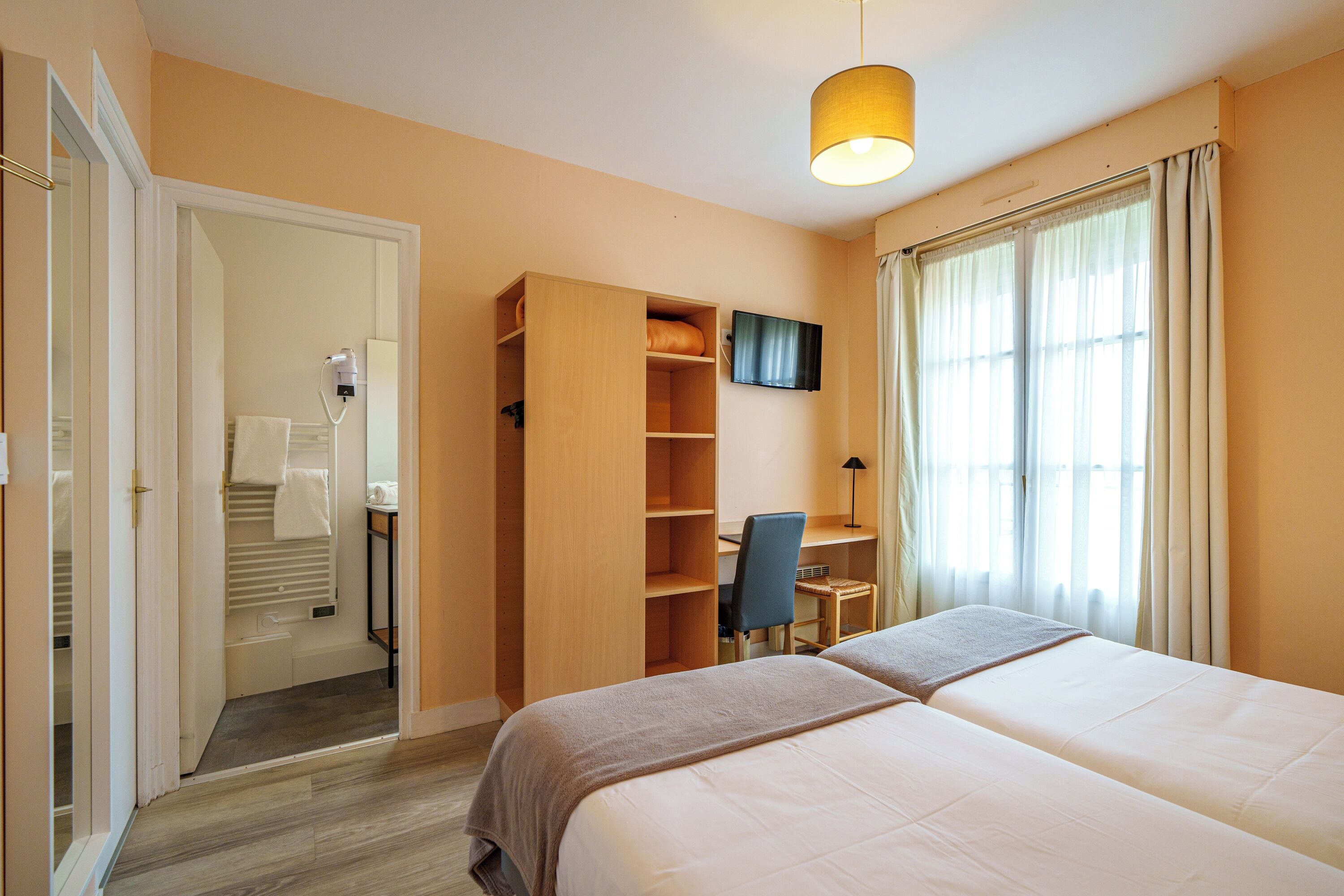 twin room | individually decorated, individually furnished, desk