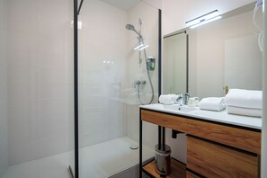Double Room | Bathroom | Free toiletries, hair dryer, towels - Hôtel Val De Loire (Azay-le-Rideau)