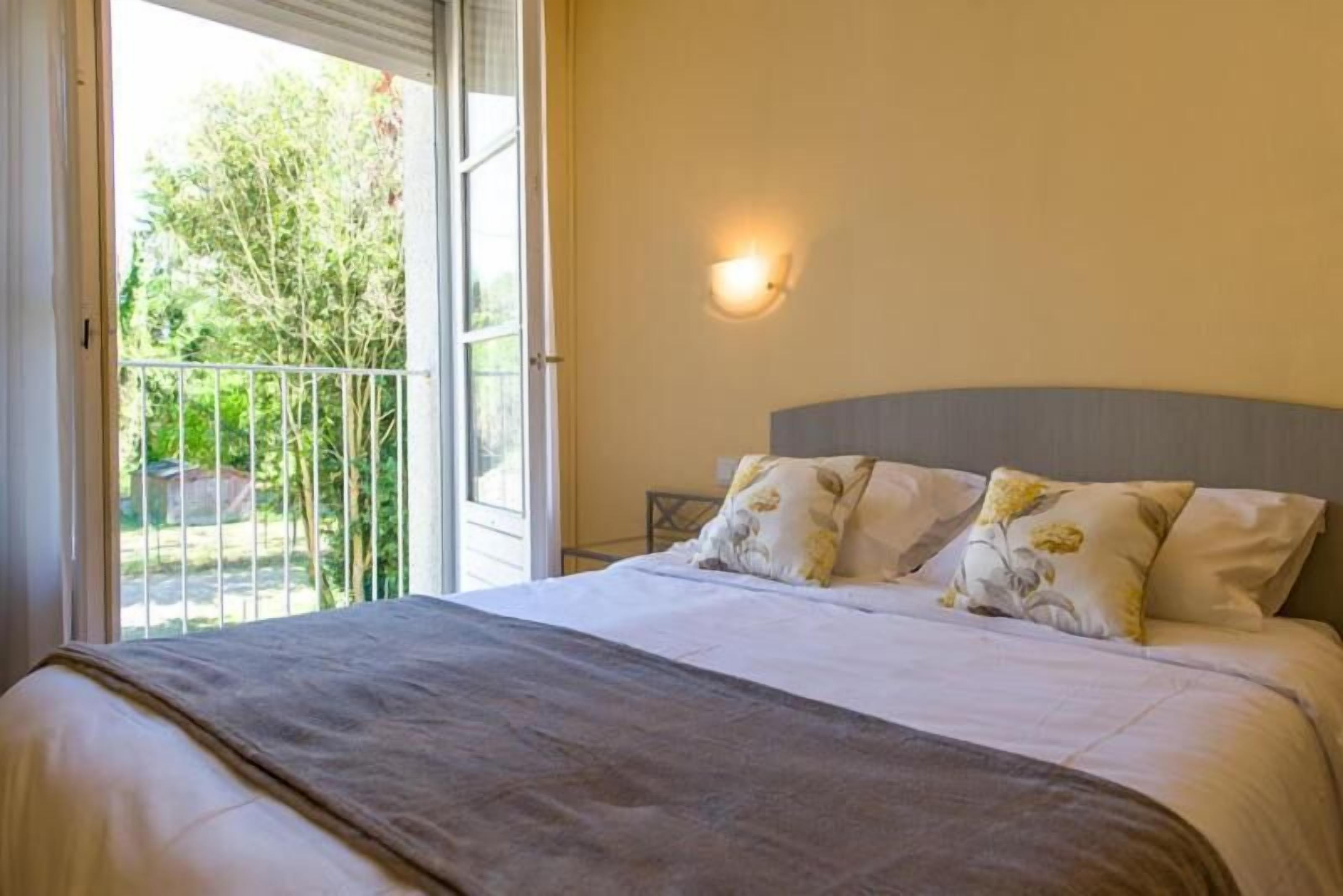 individually decorated, individually furnished, desk