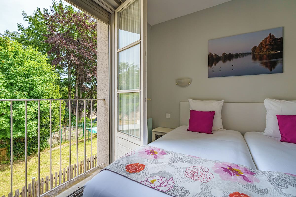 twin room | individually decorated, individually furnished, desk