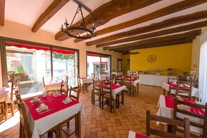 Desayuno buffet (EUR 11.9 por persona) 