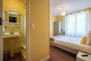 Single Room | Bathroom | Free toiletries, hair dryer, towels