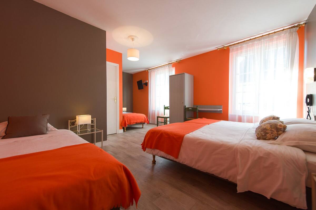 Habitación cuádruple | Escritorio, cunas gratuitas, wifi gratis y decoración personalizada 