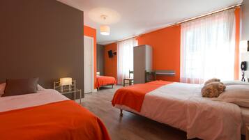 Phòng 4 | Trang trí khác biệt, trang bị nội thất với thiết kế riêng biệt, bàn