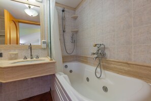 Kostenlose Toilettenartikel, Haartrockner, Bidet, Handtücher