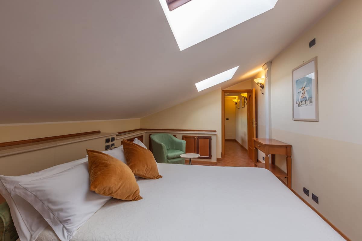 3 habitaciones, escritorio, tabla de planchar con plancha y wifi gratis