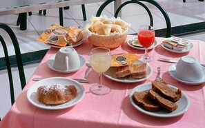 朝食 (ビュッフェ)、毎日提供 (有料)