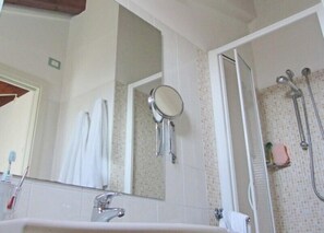 Dreibettzimmer | Badezimmer | Dusche, kostenlose Toilettenartikel, Haartrockner, Bidet