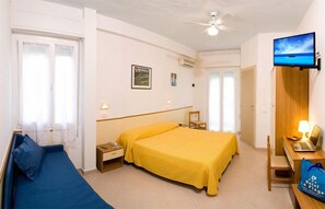 Minibar, Zimmersafe, Schreibtisch, Verdunkelungsvorhänge