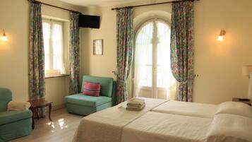 Cubrecamas, caja de seguridad en la habitación y muebles diferentes