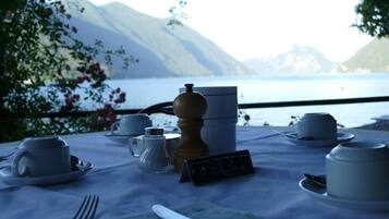 Se sirven desayunos, almuerzos y cenas; con vista al jardín