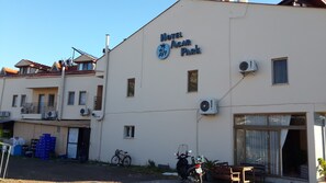Vista frontal de la propiedad