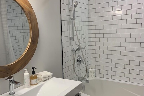 Historic Inn Deluxe Queen Room NOTL | Bathroom | Combined shower/tub, designer toiletries, hair dryer, bathrobes