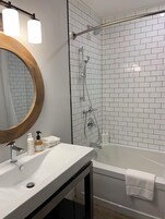 Historic Inn Deluxe Queen Room NOTL | Bathroom | Combined shower/tub, designer toiletries, hair dryer, bathrobes