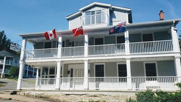 Un bâtiment blanc à deux étages, doté de balcons, de drapeaux et d’une enseigne indiquant qu’il s’agit d’un hôtel Southland Inn.