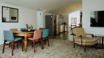 Suite luxueuse, 2 chambres, vue sur le fleuve | Literie de qualité, décor unique, bureau, rideaux d’obscurcissement