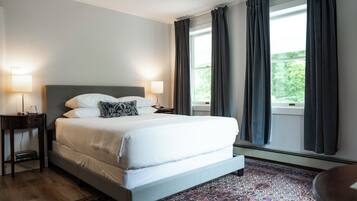 Deluxe-rum - 1 queensize-säng | Sängtillbehör av högsta kvalitet, individuell inredning och skrivbord