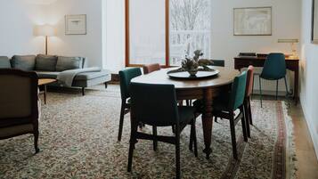 Luxurious Two BR Apt River View NOTL | Premium bedding, individually decorated, desk, blackout drapes