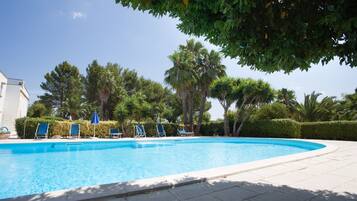 Piscina all'aperto, lettini